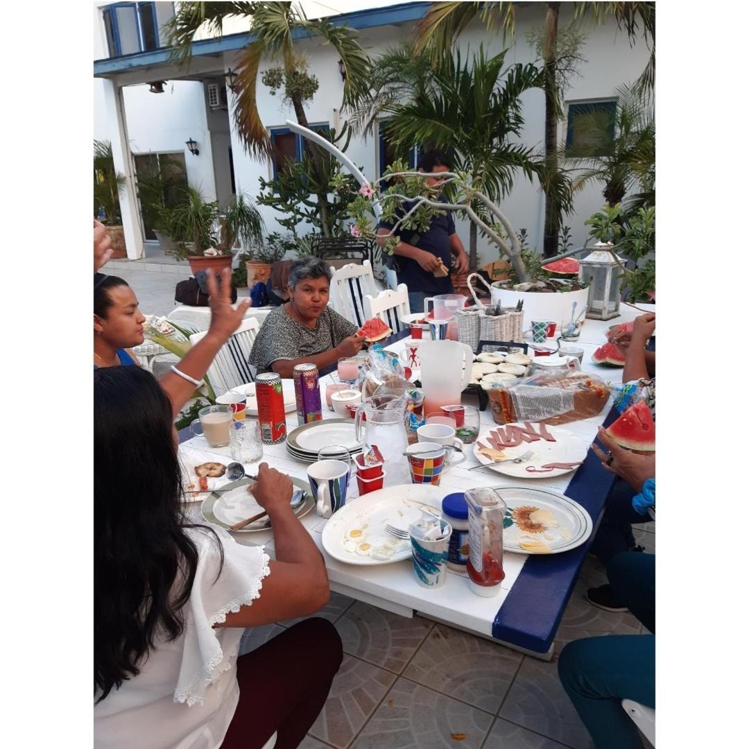 Palmita Hotel Hostel Oranjestad Bagian luar foto